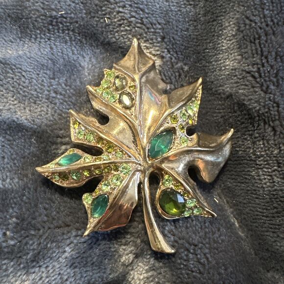 Vintage Decorative Green Rhinestone Gold Tone Maple Leaf Brooch - Picture 1 of 3